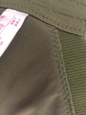 买回来半个多月了今天才穿，照片那一块跟打火机烧过了一样，硬硬的好戳人～太差了吧