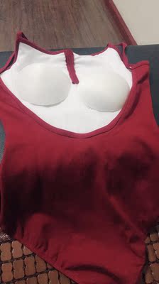 买了吊带还送了胸垫，非常喜欢，快递也很快，面料透气，穿去练功一点也不闷，弹性也可以，观望的小姐姐们放心，这个吊带不会透的哦，喜欢就赶紧下手吧