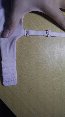 超级超级舒服的布料，包装也很用心，一开始有点担心半杯会不会露，看来还是高估了自己的胸的大小，很合适，穿了的感觉像没穿的舒适度一样，第一次买内外的内衣，对于学生来说还是有点小贵，但内衣不马虎，会再来买的（存够钱，有打折的时候）海绵可以拆，肩带不能拆