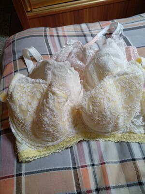 第一次遇见怡倩本来是抱着试试的心态，毕竟在网上买过好多次内衣都没觉得合适，但是收到货后特别意外，尺码款式材质做工一切都是那么完美，穿着舒服又没压力，从此爱上怡倩，这次趁活动又买了三件，拿回来就试穿了，没件都像是量身定做的一样，真的都特别适合我。感恩遇见&hellip;&hellip;