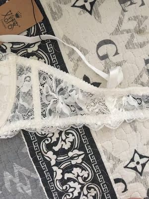 蕾丝面料，性感柔软。小清新带点性感。上身很舒服哦，感觉像没有穿内衣一样的大爱