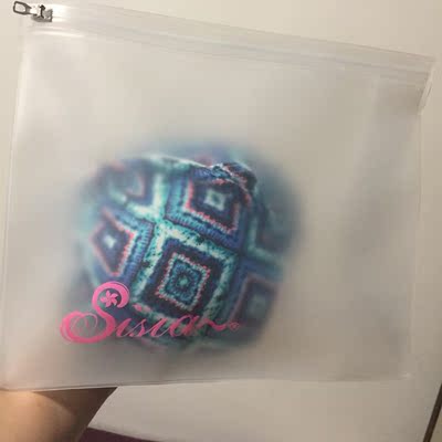 掌櫃的還送了毛巾，及一個透明的塑料袋，可以裝泳衣和洗頭水沐浴露等，很方便