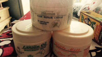 特意用了几天才来评价的,怎么说呢?味道吧,想吃!太好闻了!甜甜的,香香的!质地吧,豆腐?牛奶?软软绵绵的!效果吧,吸收快,保湿一整天,不油腻!一点不油腻!超级滋润!抹完感觉脸糯糯的!对!软糯软糯的!真的是对自己的脸蛋爱不释手!至于大家所担心的是不是正品呢,我是个澳产爱好者,分辨真假肯定是没问题,如果是假货我才不会在这里五星带图好评!气都气炸了好吧!另外表白一下客服,我下单的时候是午夜十二点,客服耐心负责外加陪聊天,这么好的服务态度加上这么便宜的保真产品,真没有什么理由不买,就是来捡便宜的~ 特意用了几天才来评价的,怎么说呢?味道吧,想吃!太好闻了!甜甜的,香香的!质地吧,豆腐?牛奶?软软绵绵的!效果吧,吸收快,保湿一整天,不油腻!一点不油腻!超级滋润!抹完感觉脸糯糯的!对!软糯软糯的!真的是对自己的脸蛋爱不释手!至于大家所担心的是不是正品呢,我是个澳产爱好者,分辨真假肯定是没问题,如果是假货我才不会在这里五星带图好评!气都气炸了好吧!另外表白一下客服,我下单的时候是午夜十二点,客服耐心负责外加陪聊天,这么好的服务态度加上这么便宜的保真产品,真没有什么理由不买,就是来捡便宜的~