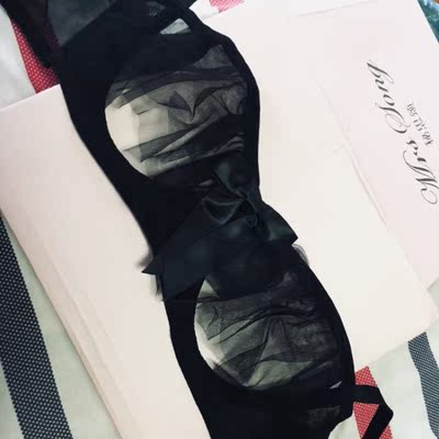 质量不行，那层薄纱还抽丝，木耳边是比较硬的材质，最关键的是，内衣左右还不对称，还有很多线头&hellip;&hellip;那个夹扣本以为是金属的，仔细一看原来是塑料刷了一层金色的漆，本以为买贵点的东西，质量能好点，想不到还是这种质量不过关的东西，算了，就当买个款式吧&hellip;&hellip;不会再买第二次了&hellip;&hellip;忘了说了，九十多块钱买的，还买了别的配件，一共花了170，还不如买地摊货呢&hellip;&hellip;