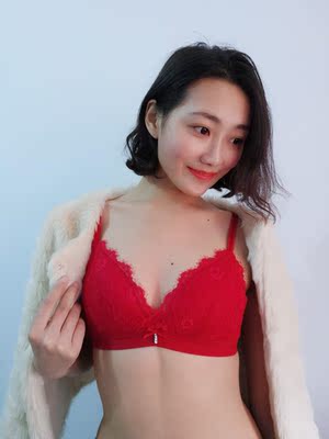 今年本命年买的这套内衣,想说真的很棒哦,别看是薄款无钢圈但是还挺聚拢的,穿着很有型呢,就喜欢穿这种舒服的,很赞哦 今年本命年买的这套内衣,想说真的很棒哦,别看是薄款无钢圈但是还挺聚拢的,穿着很有型呢,就喜欢穿这种舒服的,很赞哦