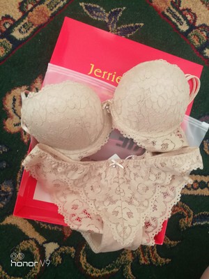 舒适度很好，面料柔软，蕾丝也不扎，穿着很舒服，颜色显肤白，打算再买一套。