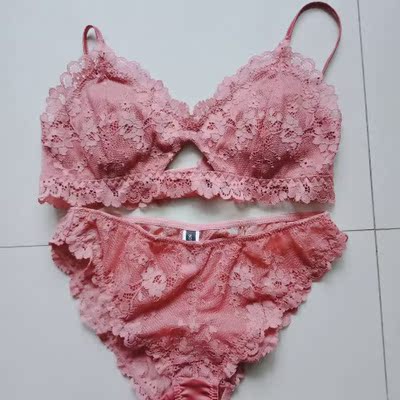 实在是太喜欢了，等了一个多月才发货中间催过两次，说大家都是预售款都得等，终于等回来了，迫不及待的赶紧回家试了一下，穿上超级舒服，内衬是那种滑滑的料子，蕾丝看起来质量也很好的感觉，颜色特别漂亮、是正常的酒红色，拍照看起来会很粉嫩，少女心被无线满足&hellip;&hellip;内裤上面还有保护膜，这是买这么久内衣第一次见内裤还保护的，卖家真的很用心很精致，外包装的袋子以后出门还可以装内裤&hellip;&hellip;啊啊啊真的好喜欢，已经洗了明天赶紧穿&hellip;&hellip;太适合夏天了&hellip;&hellip;喜欢的小仙女赶紧买吧&hellip;&hellip;我赶紧去给我闺蜜妹妹们种草去了&hellip;&hellip;