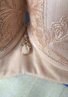 以前在专柜买过，质地做工都很好，就是中心的饰品不一样，第一张是专柜买的比较江精致，不过网购价格倒是经济了很多，好评吧