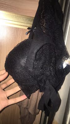 第二次购买，第一次买了一件酒红色，现在再买一件黑色，穿着不热，而且超级性感