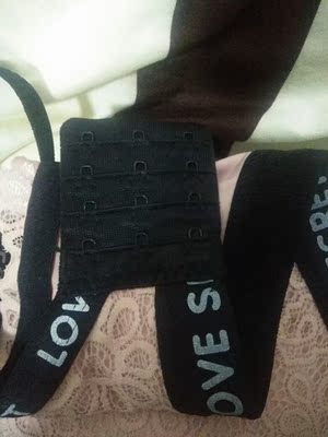 买了一件黑色一件粉色，质量很好，特别是肩带的设计很喜欢，这款内衣可爱却不缺性感，推荐