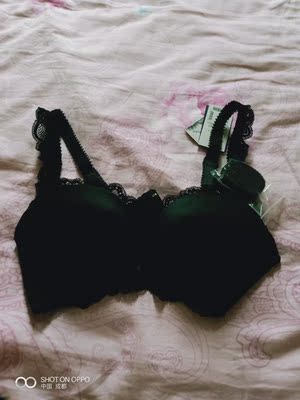 颜值高，蕾丝很不错，面料光滑，尺码标准！