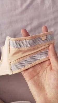 文胸是没有钢圈没有肩带，穿着都很聚拢，很漂亮又性感！也不下滑移位，穿什么衣服都非常方便。试了下，确实不往下掉，第一次穿这种内衣感觉不错！图片和实物没差别！颜色挺正，穿着挺舒服的，很值得推荐的一款内衣也是小胸的福音～感觉挺轻薄，聚拢效果很满意，还有点小性感，在家简单的试了一下走了走，还真的不掉，面料也是比较柔软的，防滑设计不错，很舒服，款式很好，透气性挺好的，不闷