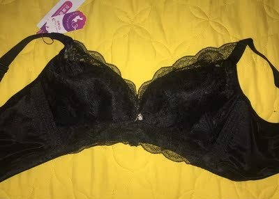 面料柔软舒适，试穿了一下，尺寸刚刚好，内衣收副乳，很喜欢，是大胸mm的选择，好喜欢，大爱，相当不错的一款内衣，没有钢圈，所以一点都没有压迫感了，买到这么适合，而且尺码也是很合适的，对我来说实惠又好用，和描述的没有差别，超级的满意，主要是无痕，穿上后背没有印，面料也很舒服一点也不紧，真的很喜欢！