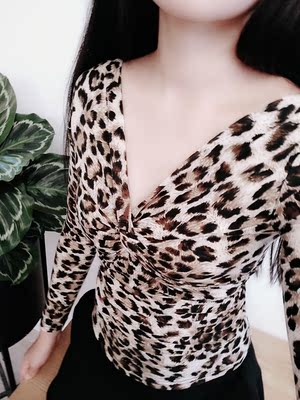 豹纹的衣服掉了，第一次尝试，以前不敢穿，但是效果很喜欢