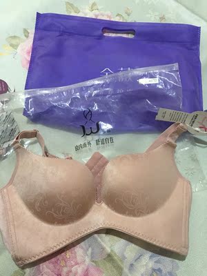 买了2件，衣服跟实体店一样，正品。开始还犹豫，买回来后没后悔。谢谢老板的正品