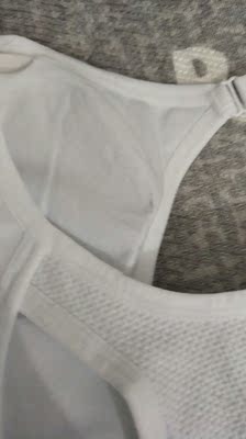 还好吧，就是白色的有点脏！不知道能不能洗掉！