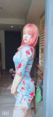 纹身贴纸很好看很性感  就是注意防晒什么的不要抹上不然会转印