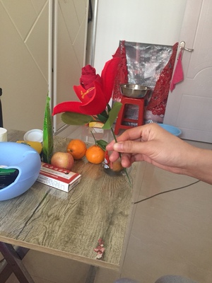 东西还可以。还没穿，黑色略微掉色还送了个玫瑰花，打开是一条小丁字裤，虽然穿不了但也谢谢卖家的小惊喜！料子看着还可以，摸起来很舒服，试穿了下还行，挺性感的！好评！服务好，物流快！