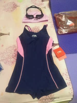 还可以吧，版型还可以，只是觉得面料手感一般，也不知道是不是正品，新手准备下水学习啦，带度数的泳镜真的是太棒啦，很清晰！