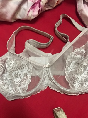 从去年开始已经被她家的内衣吸引了，去年买的两款便宜的，穿上的确没有这次买的两款舒服，一分价钱一分货，但价格真的是太贵了，200多一件的文胸，买的两件就凑合着卷到一个袋子里面，包装对不起这个价格，另外就是线头比较多，但穿上还是很不错哒！