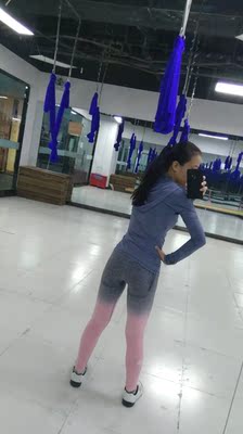 健身裤收到了，物流很快，收到就迫不及待打开，看着质量很好，摸着很舒服的面料，穿了几天才来评价的，穿着也很舒服，弹性很好，给100个赞