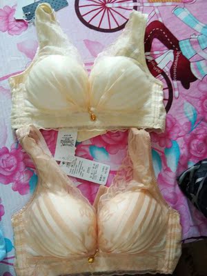 和描述的一样，面料手感很好，个人觉得码子偏小点。