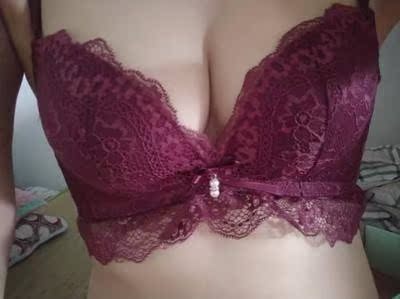 罩杯很软很舒服 料子也是软软的蕾丝料不扎人 穿上性感到自己都要流鼻血 怒赞啊 在这家店买了两三套了 每套都能迷死个人