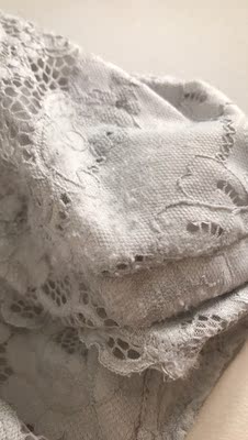 起球不是一般的严重，我一次买了俩，全部起球，不建议大家购买，我从来不给别人差评，第一次差评，开淘宝的不容易，我理解，可是你必须买质量好的东西，这家我是不会再买了，更不建议大家买。