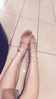 鞋子很好穿。40码大脚这个夏天终于不用穿H大白拖了。就是小腿有一点粗。有一点点紧 可以调节。鞋子还是真不错。全五分，今天出门逛街了 回家再追评