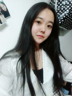 刚拿到就穿了  很好看 。纱裙 贴身穿很舒服 外面小花朵装饰是立体的 设计很好看 侧边有拉链 我刚穿还以为是直接套的 哈哈哈 等夏天到了啦 就去水上乐园