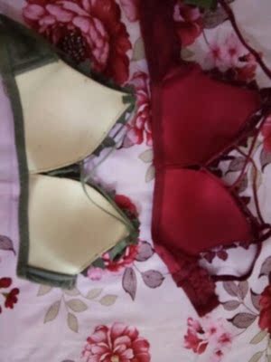 内衣质量还不错，对得起这个价格，穿起来很舒服，前前后后买了两件， 都非常好穿，很性感，真心觉得不错的内衣，价格实惠，穿b的有点空杯所以拍了a杯的刚刚好啊！穿着很性感，满意十分到货很快，衣服不褪色，很好看，偏小一码，其他都很好。不错，很性感，很好看，我很喜欢