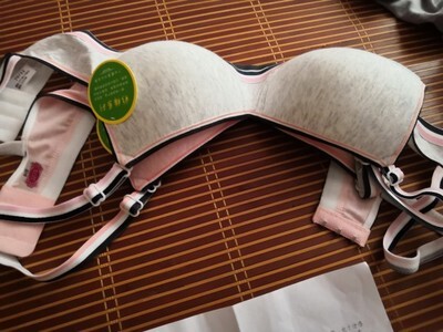 第二次在网上买内衣，之前一直不敢在网上买，怕不合适，偶然遇到这个店，评价挺多的，看起来也比较轻薄，所以就尝试买了一个，收到了之后颜色跟图片上一样，试了一下码数刚好