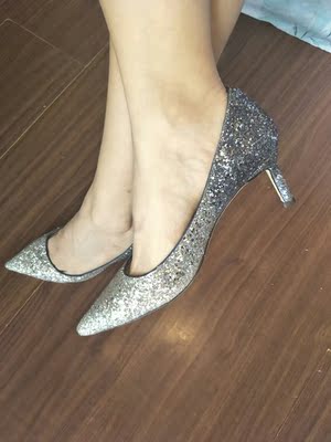 很漂亮~拍婚纱照买的~跟不是特别高，但是穿上半天也还是挺累脚的。整体来说很满意~