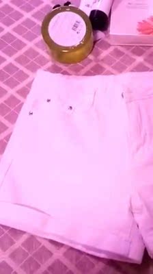 快递很速度，问了客服好多问题态度也都挺好的，这个裤子真的很惊喜，买的时候很担心会太短，结果裤子到了发现完全不会，这款白色的裤子很显瘦也没有色差，颜色和版型也挺好，很百搭，朋友都说这裤子显瘦....布料特别软，特别舒服。更重要的是显腿长，显腿长阿，朋友说我穿这个短裤长高了哈哈！爱死了嘻嘻，小仙女们快点买走，我的室友们都在要链接了呢，晒几张美图