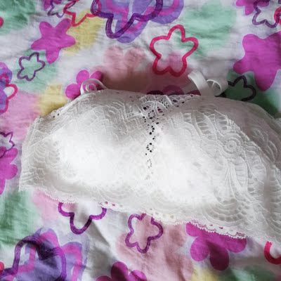 穿了一段时间，还是蛮舒服的，码数挺正的，穿着正刚刚好，不扎人，面料舒服轻盈，收胸非常好，本人是平胸一族，穿上竟然也深有沟壑，舒适又有型，去掉肩带也不会掉的，穿得稳稳的，有安全感，无肩带穿法很好搭配衣服哦，露肩露背衣服都需要这种文胸才好看。蕾丝面料挺柔软的又好看，没有钢圈穿起来舒服不勒胸，总体来说十分满意