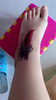 脚上做手术有个好长的刀口，遮的挺好的