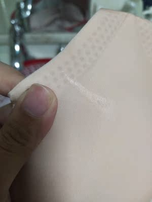 尺码偏小，胸垫很厚，而且肉色的那件上面还有小点点，不知道是什么，退货嫌麻烦报着侥幸心理试着洗，结果一点都洗不掉，不会再来。