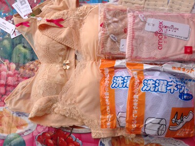 老客户。每次购买都是非常满意的购物。每次的赠品都是多多的。超喜欢。