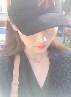 没白等，美得不可方物，心上的朱砂痣，来说一下链子，18k金的，很细，搭配红心，超级显白，根绝也可以叠加别的项链的哦，感觉很好搭哦，好好看的