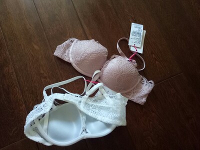 内衣收到啦   质量不错细节部分也可以     试穿了一下挺舒服的   蕾丝部分不会扎 确实得颜值也👌 会回购的客服态度很好 海绵不会太厚恰到好处 肩带是固定的 🙌