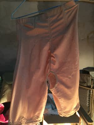 东西还可以，按照页面推荐的尺码买的，太大了，然后又买了一条小一个号的，都是为了收腹买的，建议要买的亲们，买小两个号的，我买小一个号的，轻松穿上去了，产品本身没有问题呦，要买的亲放心购买了