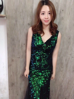 质感很好，贴在胸上不会有不舒服的感觉，质量很好卖家服务态度好，还送了小礼品，宝贝包装精致，东西很上档次，和店里八九十的差 不多我婚纱摄影拍了一天到晚上十二点，带着很舒服，粘性强也不掉，出汗了一点，没有出现过敏现象，效果也好，值得推荐，全五分，强烈推荐好评如潮，良心卖家值得信赖。