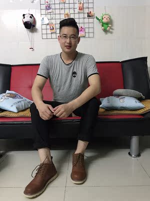 真羡慕我的老公有一个学财务的老婆，对于鞋子性价比细节好像有强迫症一样，鞋帮高度5公分上下，鞋头有型复古，六边鞋带扣在简洁的鞋面上完全成了点缀，但是一双鞋最大的价值就是穿着好看，老公穿上的确更有男人味了，没毛病，皮料也越穿软和了，鞋子也非常跟脚了