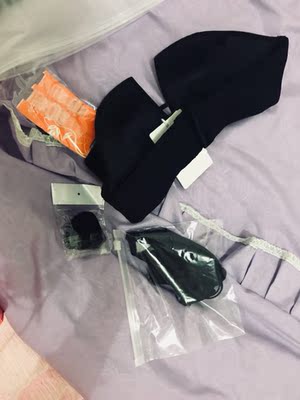 宝贝今天收到了，掌柜的还送了好多礼品东西。非常感谢。这下终于可以美美哒穿上露肩的，也不用担心下滑了非常感谢