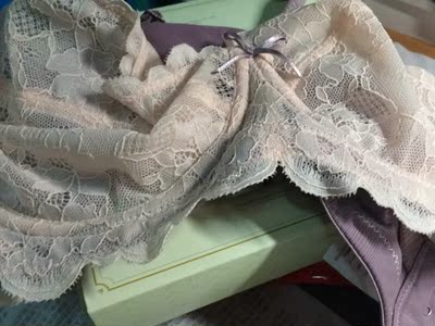 这个对我来说小了一点点但是加一个附赠的扣子就好啦，性价比挺高有聚拢的效果。才几十块钱真的超值。