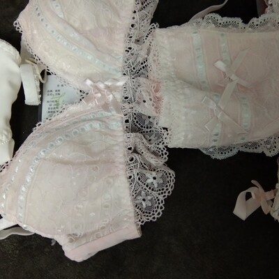 宝贝太漂亮了，我和姑娘都炒鸡喜欢，真是物美价廉呀，真是大大的惊喜，纯棉的料子加上软软的蕾丝，太棒了，简直是美死了，先买了4件，之后又定了3套，包装特精致，以后买内衣就这里啦！mm放心买吧，不会失望的！