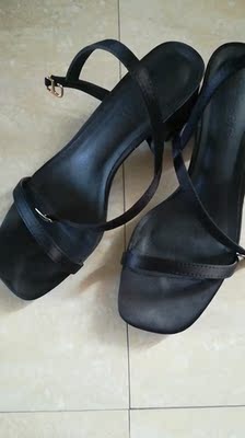 前面带有点紧。其他还好。脚肥大的人建议不要买。