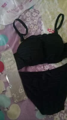 宝贝很好，我很喜欢，店家还送了隐形肩带 希望店家越做越好