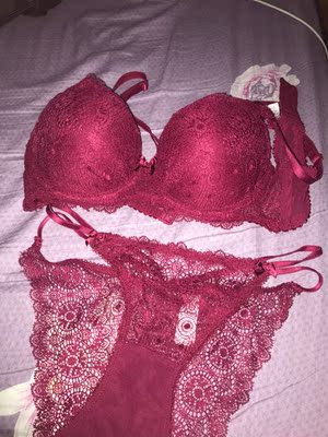 面料很不错，超性感的，第一次下水有点掉色，其他都还好，不够聚拢，蛮好穿的。