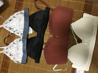 一口气买了四件哈哈哈，这一件真的真的好好看！超级仙的那种！也是这几件中最薄的，直接穿会凸点，卖家送了一对胸贴，夏天就是要穿这种薄薄的、又不勒的内衣才对嘛，本平胸表示很满意